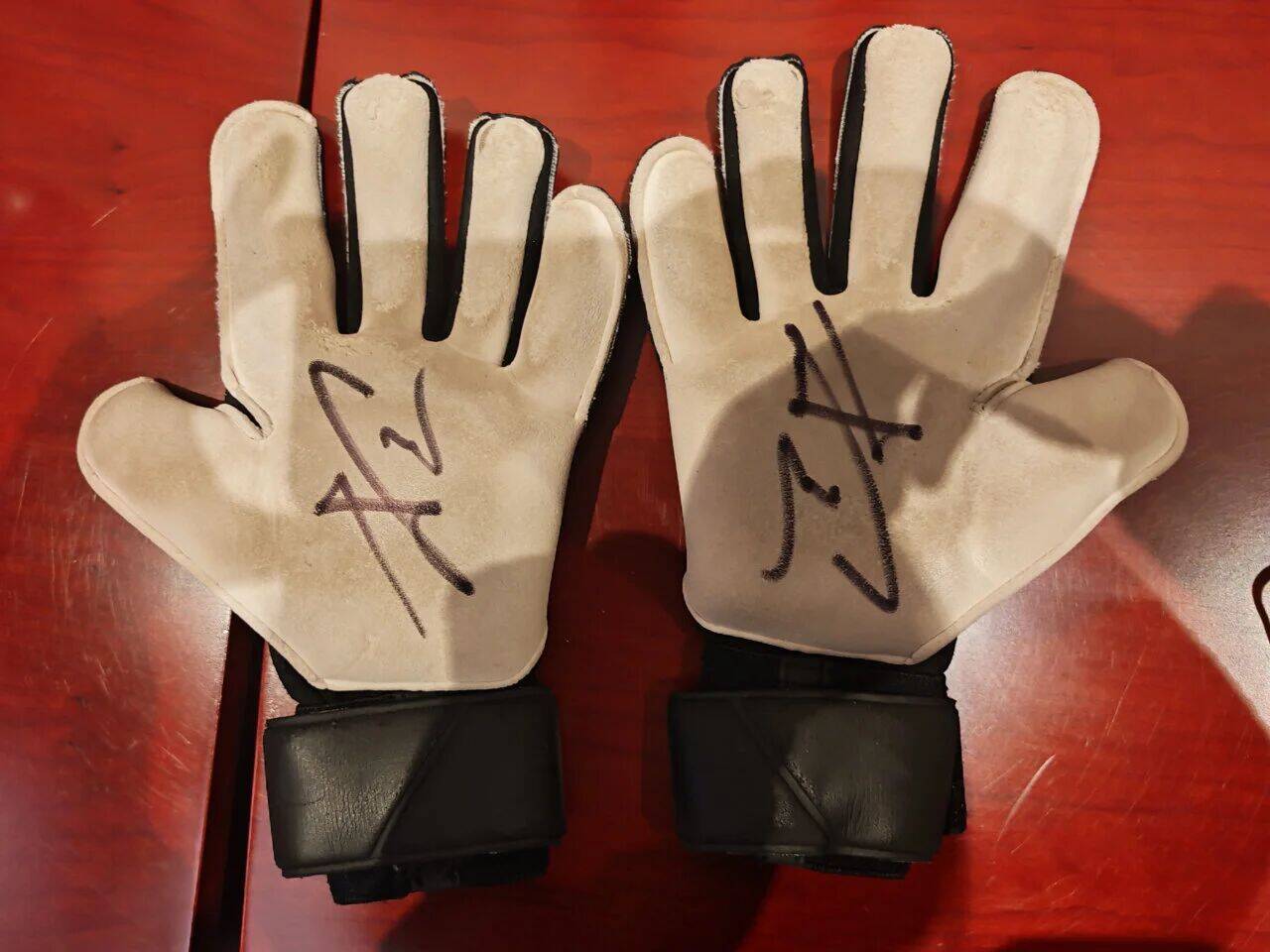 开云体育APP下载-U23国足签名纪念物入藏中国体育博物馆 包括彭啸球鞋、李昊手套